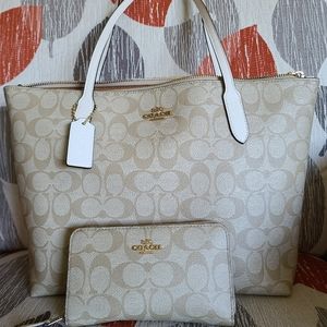 Coach Medium Beigh Handbag W/Matching Wallet